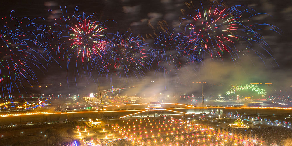 航拍河北正定:绚丽烟花耀古城
