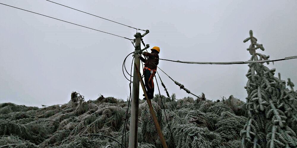 为了万家灯火,他们负重前行