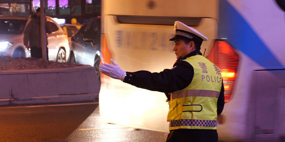 为了春运安全他们在坚守