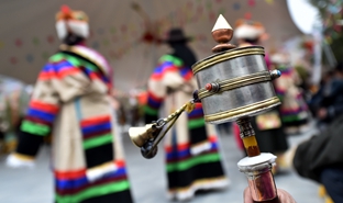 载歌载舞庆祝新生活