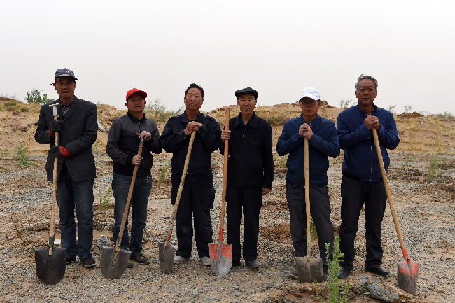 “三代治沙、大漠花开”六老汉和六兄弟