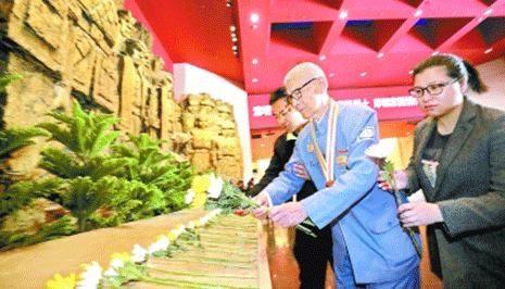 抗战老兵抗战馆祭英烈