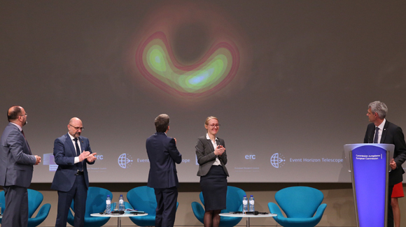 人类首次“看到”了黑洞