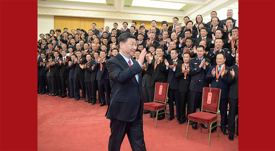 习近平会见第九届全国“人民满意的公务员”和“人民满意的公务员集体”受表彰代表