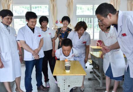 湖北秭归:党员义诊进特校