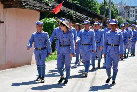 “记者再走长征路”上的特别党课