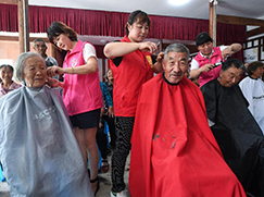 服务老人的党员义务理发队