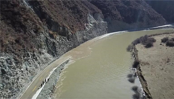 这个异乡人，成了江达县老百姓心里最亲的人