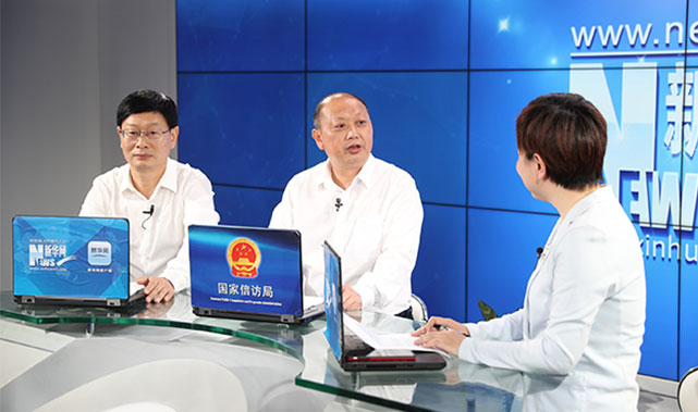 给来访残疾人宣讲政策、解决困难