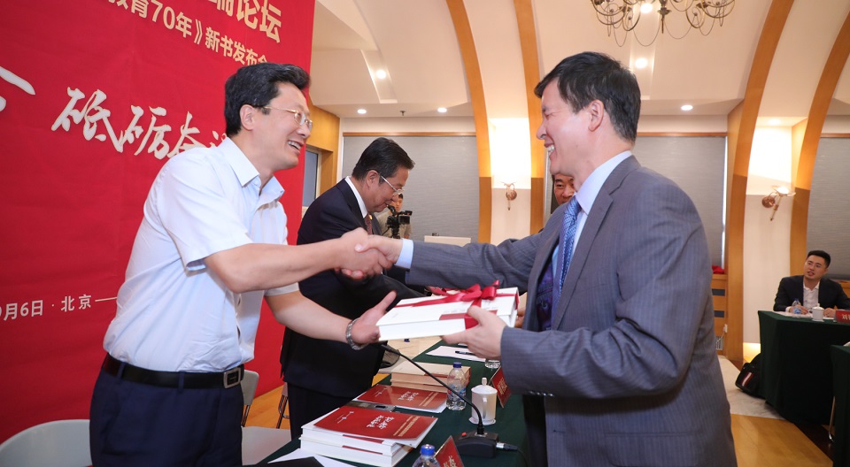 本书主编曾天山向教育部高教司副司长徐青森赠书