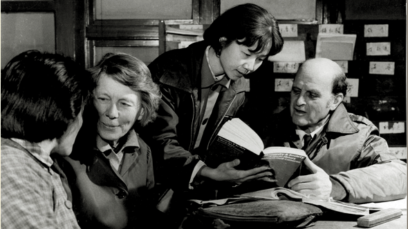 柯鲁克和伊莎白指导英语系青年教师备课