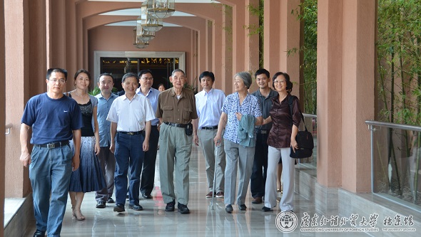 桂诗春与中青年教师在一起