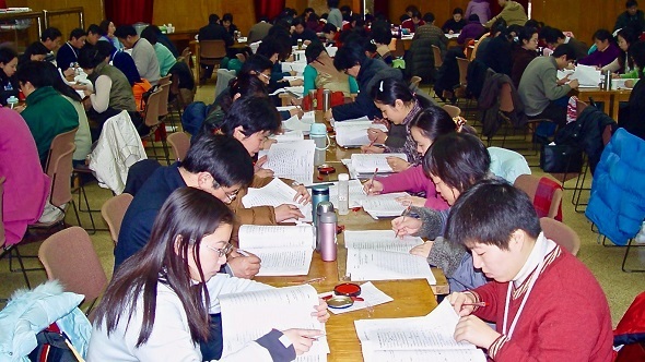 大学英语教师在认真批阅CET作文卷