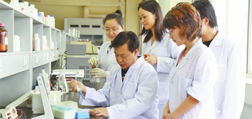 朱有勇带领学生做实验