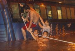 北京莲花桥：营救被困公交乘客