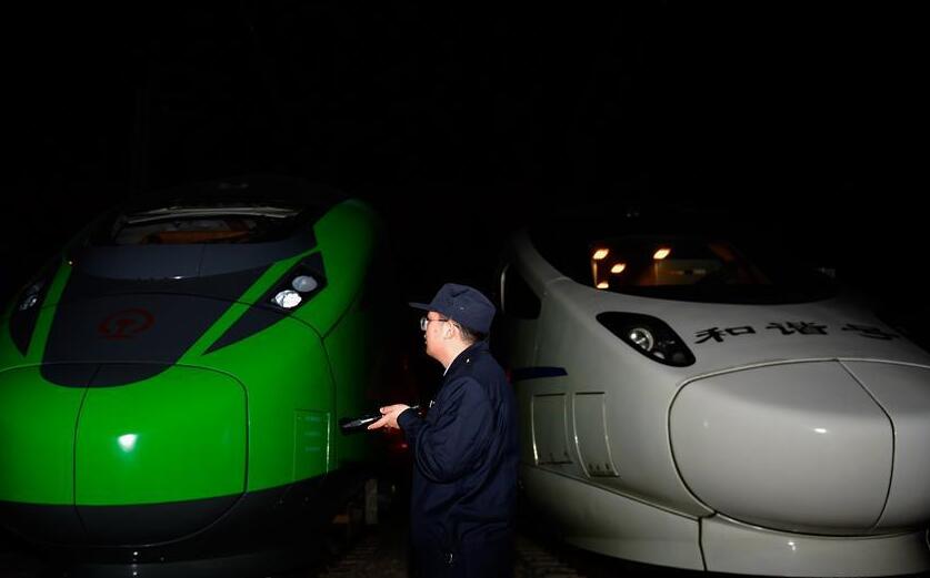 动车“打温人”：冬夜巡查保安全