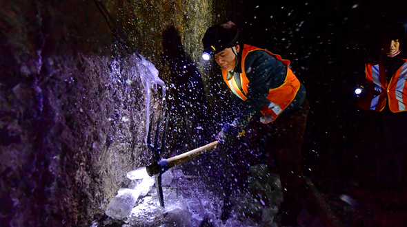 守护春运的打冰“夫妻档”