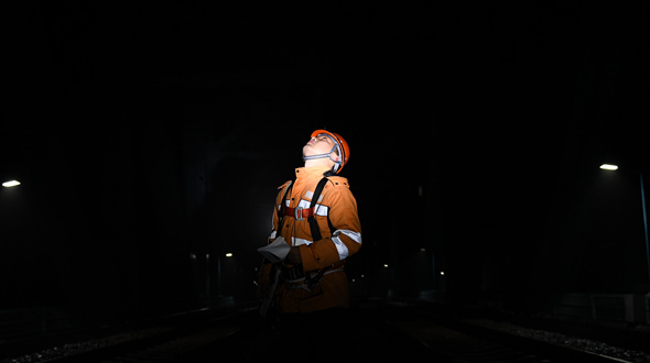 冬夜里的“养桥人”