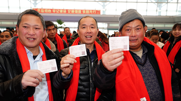 “定制高铁”送农民工免费回家