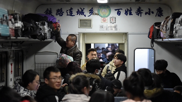 连接城乡的“绿皮小慢车”