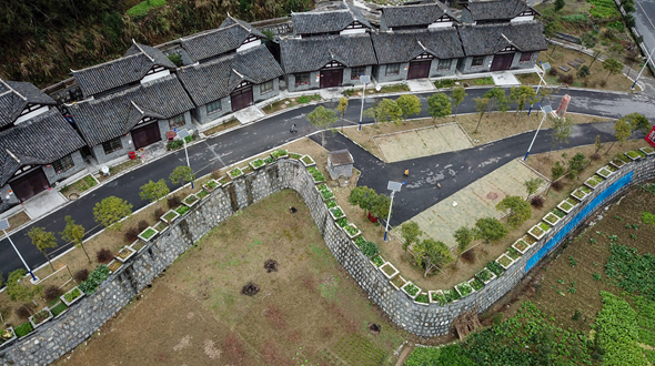 易地搬迁“新苗寨”搭上“文旅快车”