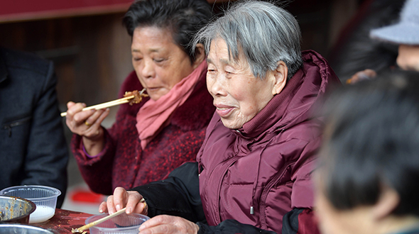浓浓年味饭 深深敬老情