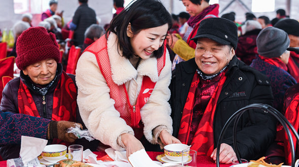 爱心志愿者“迎新春”走进敬老院
