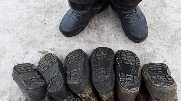 “老小孩”穿新鞋过大年