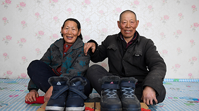 “老小孩”穿新鞋过大年