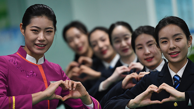 春运人潮中的那一抹红