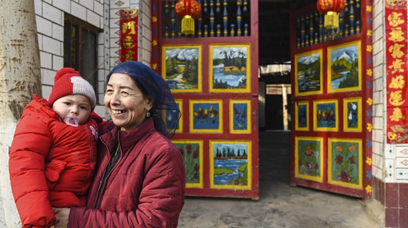 新疆：“彩门村”里绘就美景 浓浓年味迎接新春