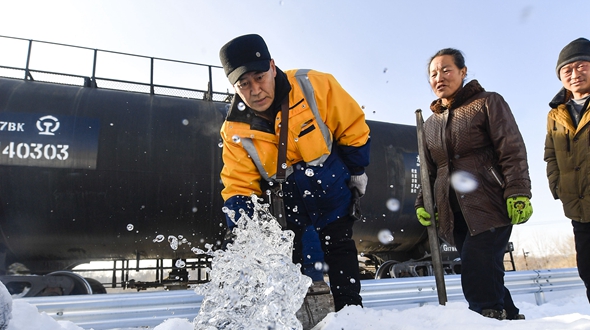 林海间的“送水小火车”
