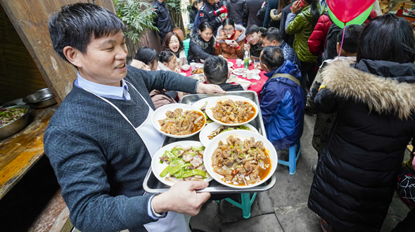 重庆：吃“千米长宴” 品古镇年味