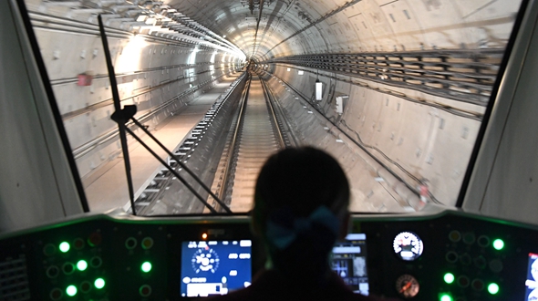 地铁女司机谱写“轨道青春”