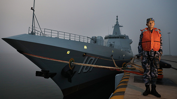 【新春走基层】夜探国产首艘万吨级驱逐舰南昌舰