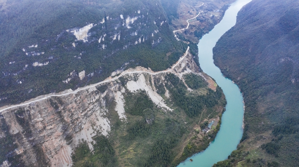 绝壁公路畅通返乡“最后一公里”