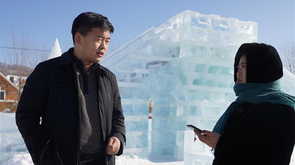 【新春走基层】小镇里的“U盘书记”