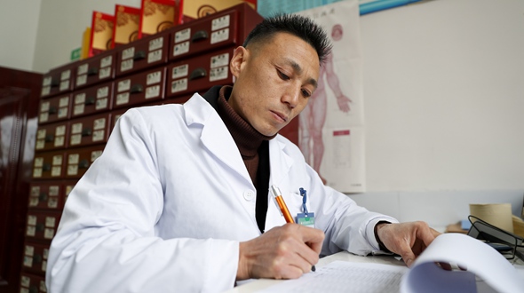 坚守岗位的乡村医生