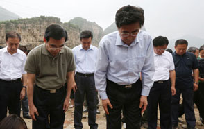 北京市领导向&ldquo;7&middot;21&rdquo;特大自然灾害罹难同胞致哀