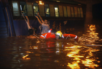 暴雨中的守望互助