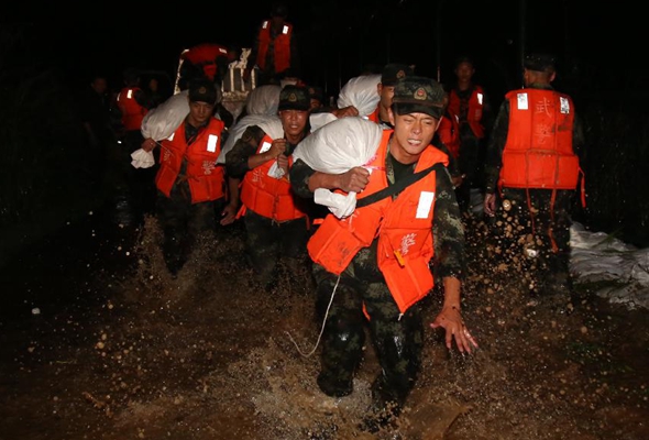 武警官兵持續奮戰多地洪澇災害搶險救援一線