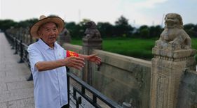 老人在卢沟桥上回忆抗战历史