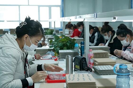 新疆阿图什：产业来帮扶 挣钱顾家两不误