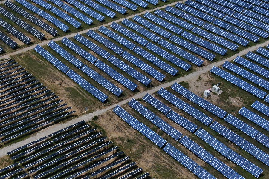 青海共和：“陽光産業”讓荒灘變“銀灘”