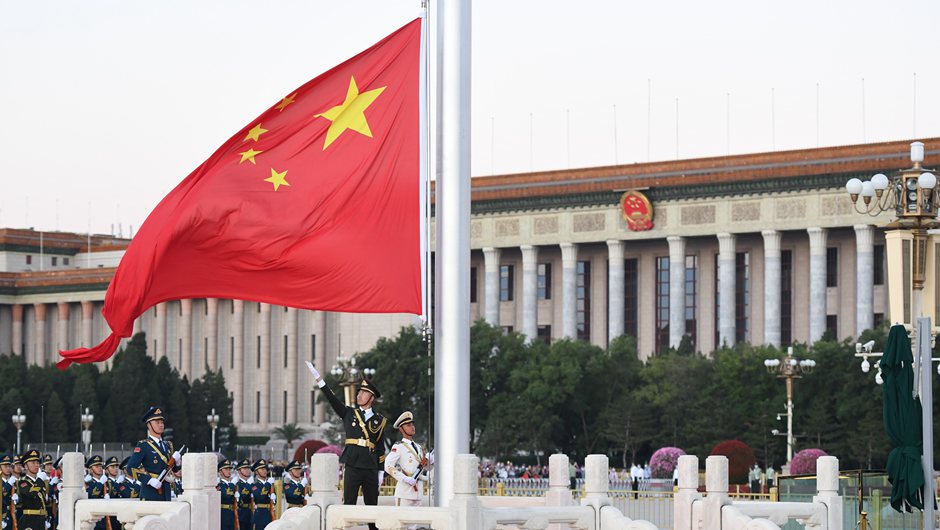 天安门广场举行升旗仪式