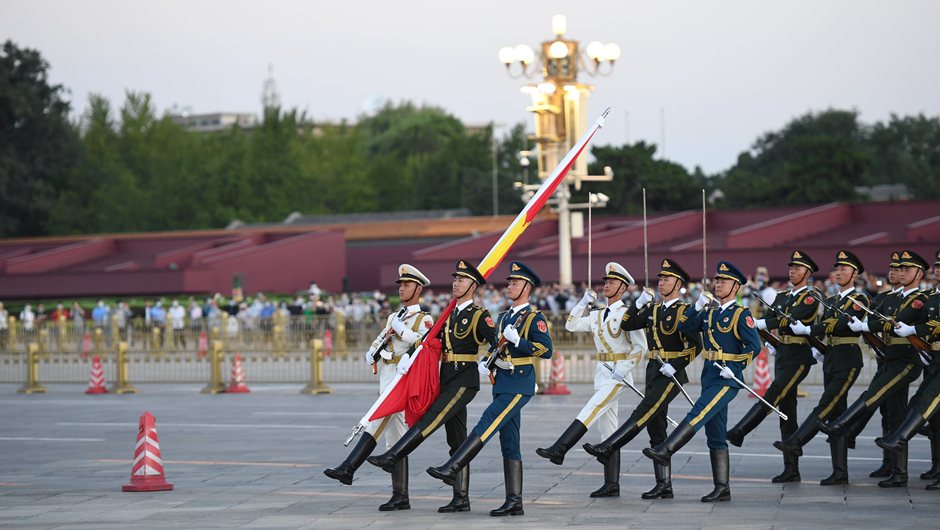 天安门广场举行升旗仪式