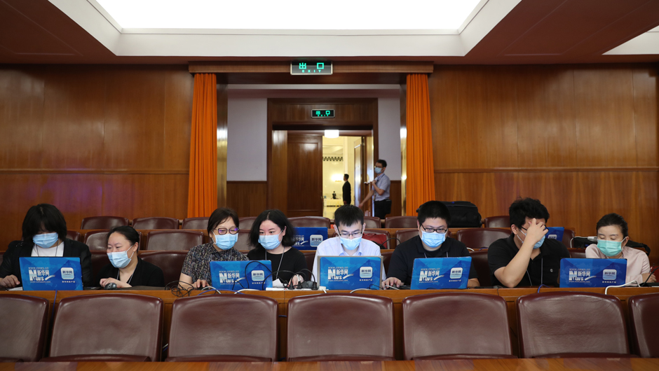 直播工作紧张有序进行中