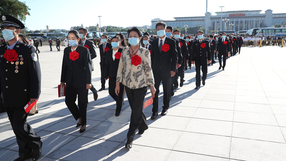 受表彰人员步入人民大会堂