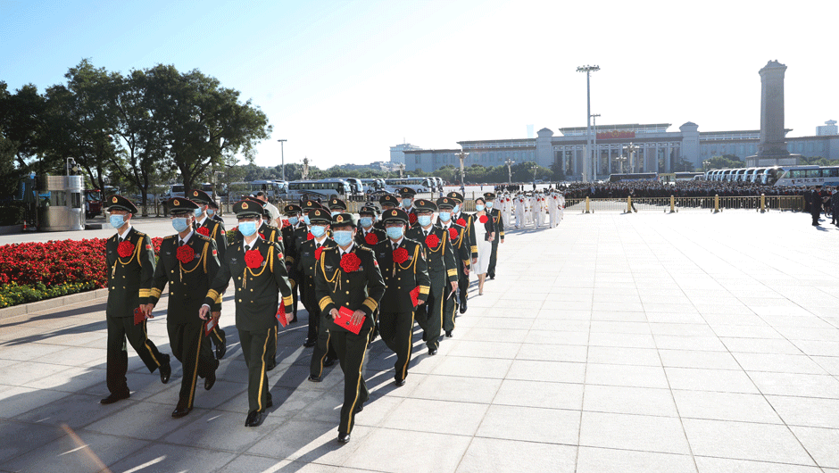 参会人员步入人民大会堂