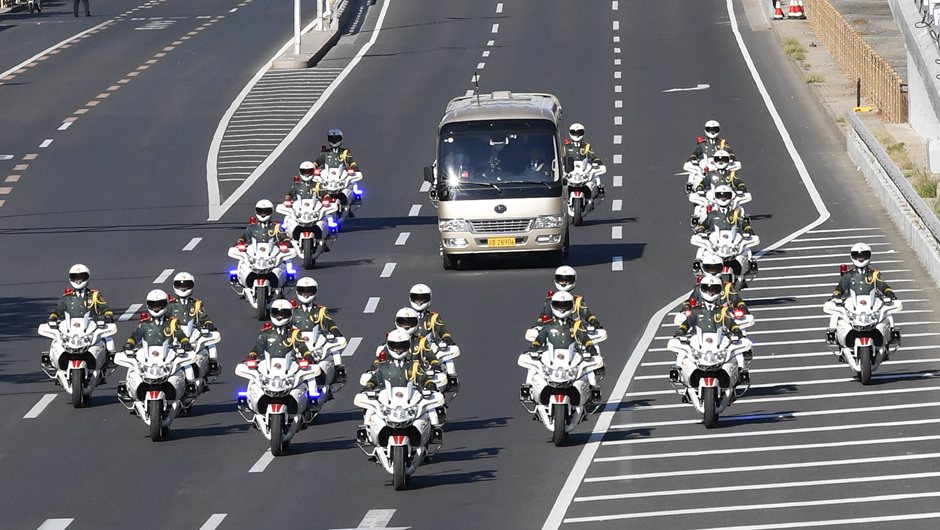 国家勋章和国家荣誉称号获得者由国宾护卫队护卫前往人民大会堂